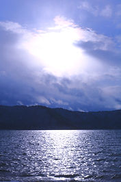 御倉半島​奥院/御室を突然照らす「十和田青龍大権現の力・人々に寄り添う天の光」