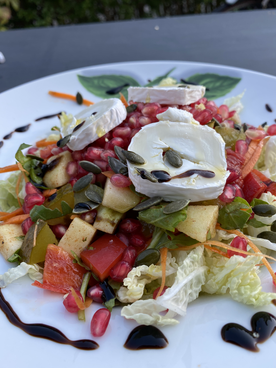 Koolsalade met granaatappel en geitenkaas