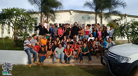 Grupo de estudantes na Fazenda-Escola Bona Espero