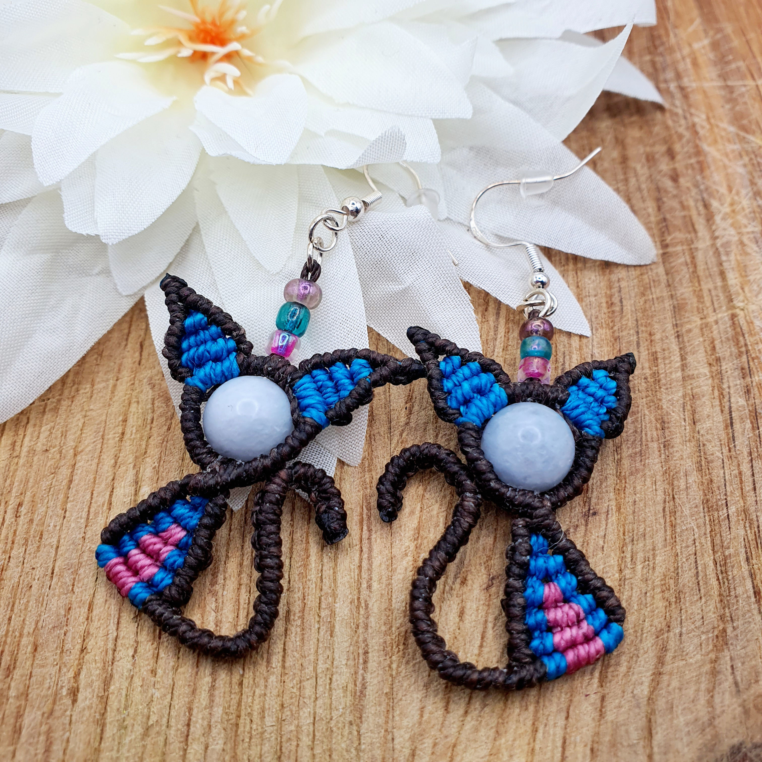 Boucles d'oreilles en macramé « Bleu de Bastet » – chat avec aigue-marine | Fabriquées à la main à Ulm