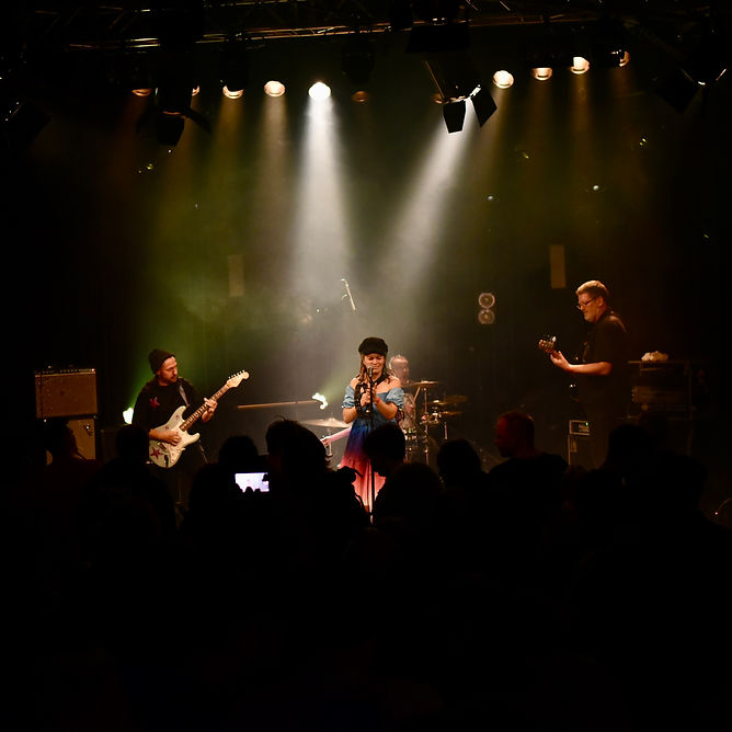 FlaWi, französischer Rock, Live Musik, Konzert in Ulm, mit Flavie S., (Ukulele und Gesang, französin), Markus Wirth, (E-Gitarre), Andreas Hagmann (Schlagzeug), Jürgen Sohn (Bass),