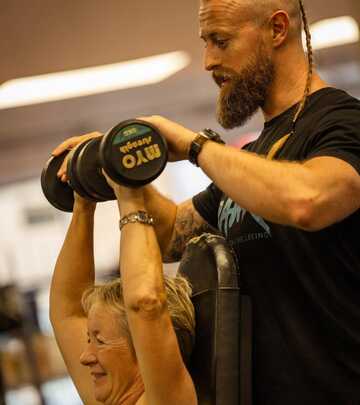 Personal Trainer & Client do shoulder press