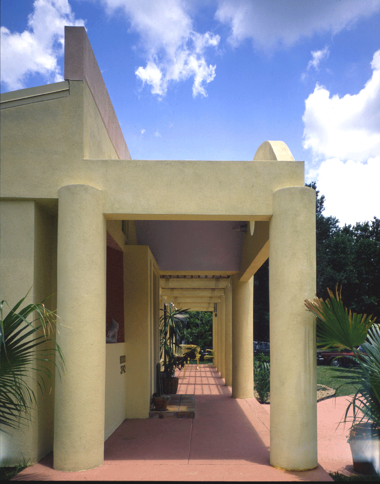 Exterior - auto side entry