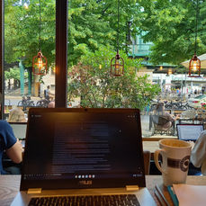 Schreibblockade?  Klingt banal, aber schnappe dir deinen Laptop und wechsele den Ort. Frische Luft, Coworking und anderes Licht regen die Kreativität an und sorgen für neue Inspiration.