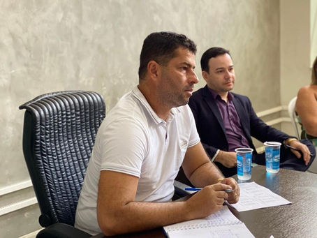 Valorização do servidor? Prefeito parcela piso dos professores e se vangloria nas redes sociais