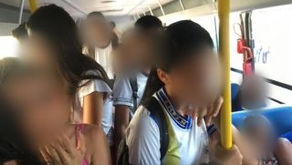 Campo do Brito: estudantes são transportados amontoados em ônibus escolares precários