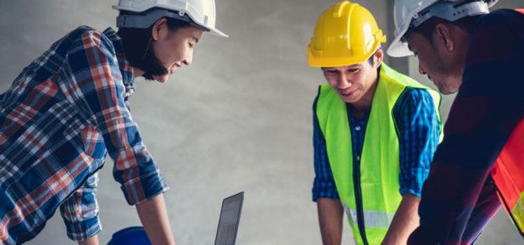 Arquitecto e ingeniero que trabaja en un documento de dibujo sobre la planificación del pr