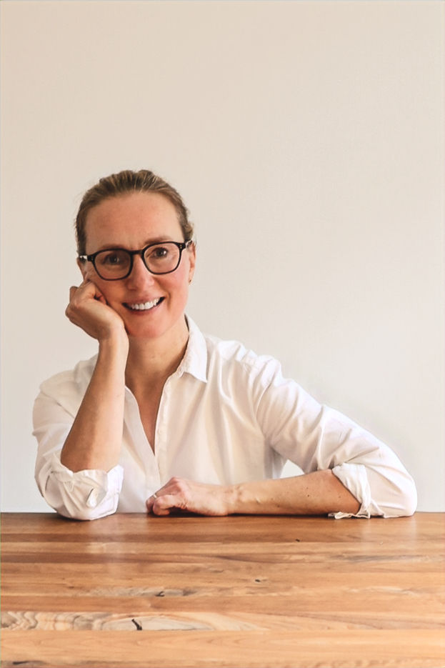 Angela Mangold im Gesprächsstil am Tisch – Coaching bei Herausforderungen, Überlastung und innerer Ordnung