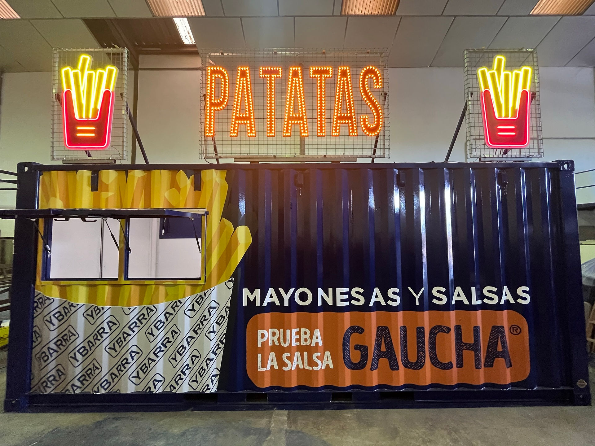 Food truck de patatas con neón PATATAS, MAYONESAS Y SALSAS, PRUEBA LA SALSA GAUCHA.