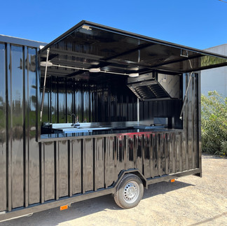 Food truck negro moderno con ventana abierta y equipo de cocina.