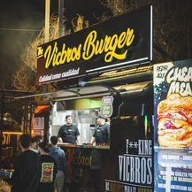 Camión de comida Vicbros Burger de noche, clientes esperan, Joder que calidad.