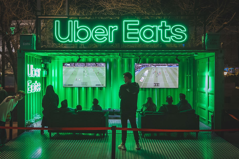 Container marítimo personalizado como zona gaming para activación de marca Uber Eats en evento deportivo