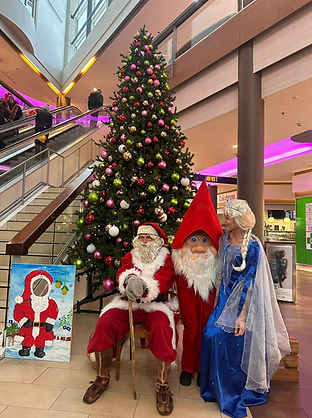 Joulutapahtuma joulupukki Elsa prinsessa ja tonttu kauppakeskus.jpg