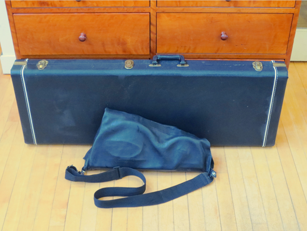 Les-Paul-sized guitar in a violin-sized case