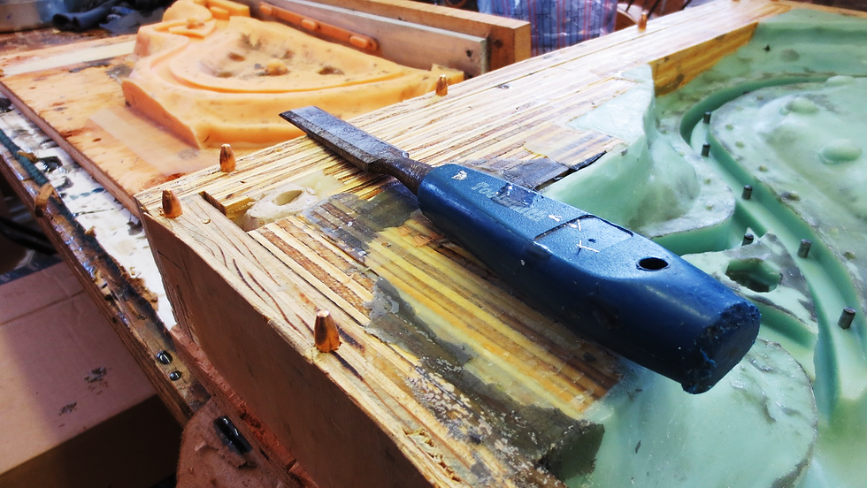 Silicone mold with glue chisel