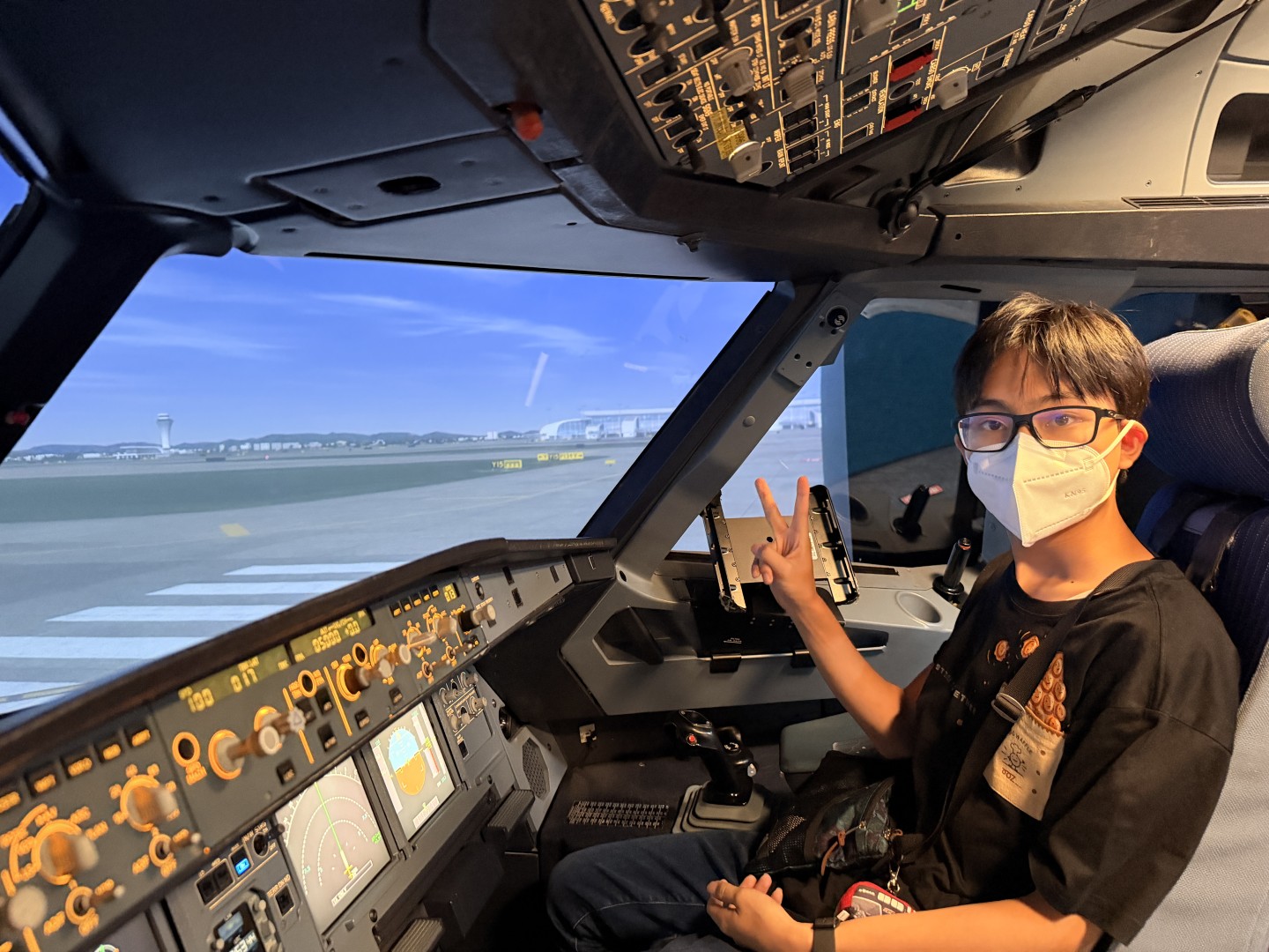 Student taking part in the Airbus A320 Level D simulator experience, photograph 10