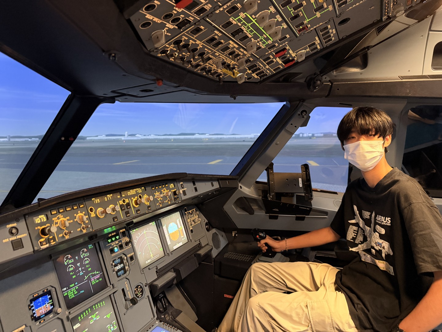 Student taking part in the Airbus A320 Level D simulator experience, photograph 13