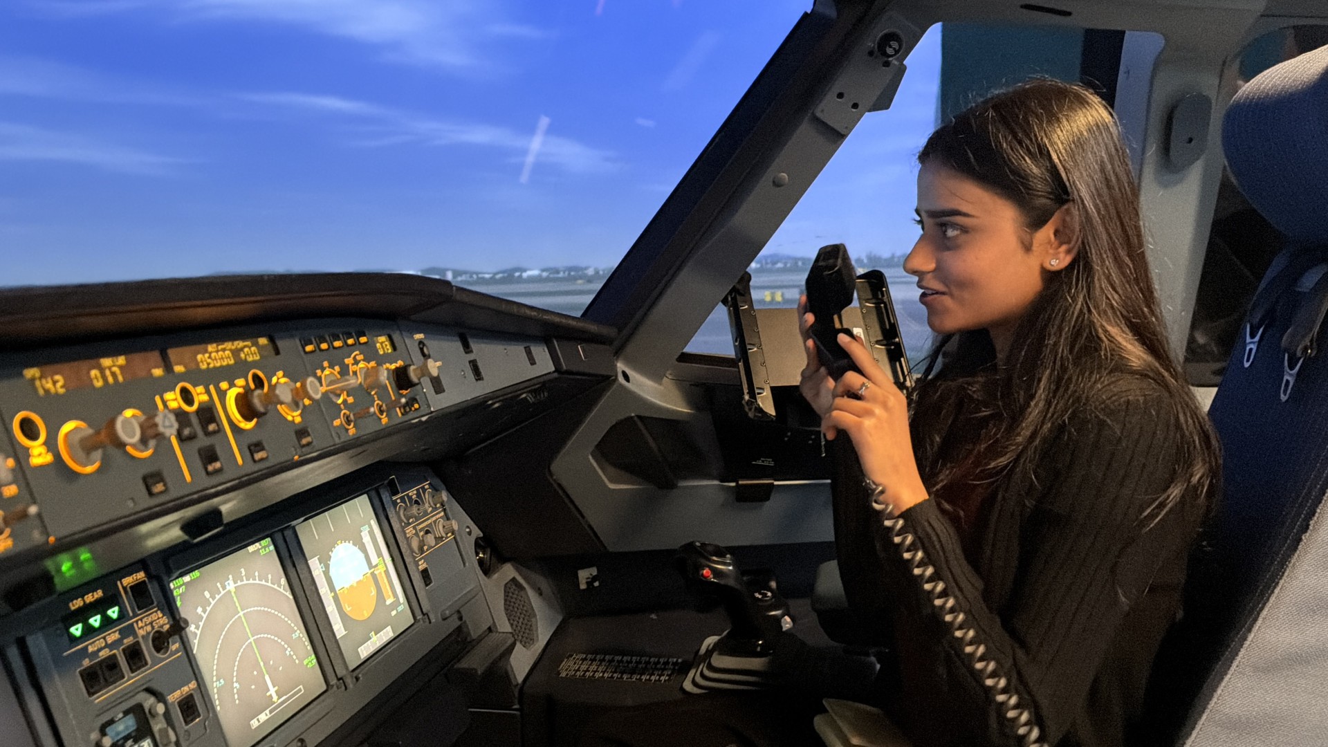 Student taking part in the Airbus A320 Level D simulator experience, photograph 22