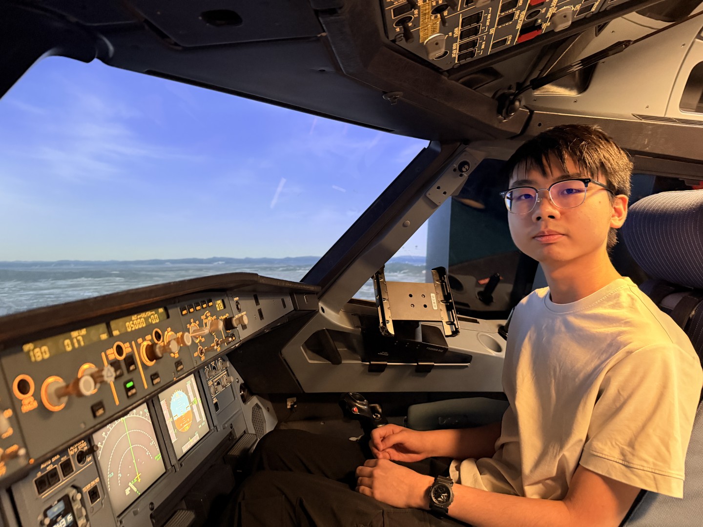 Student taking part in the Airbus A320 Level D simulator experience, photograph 7