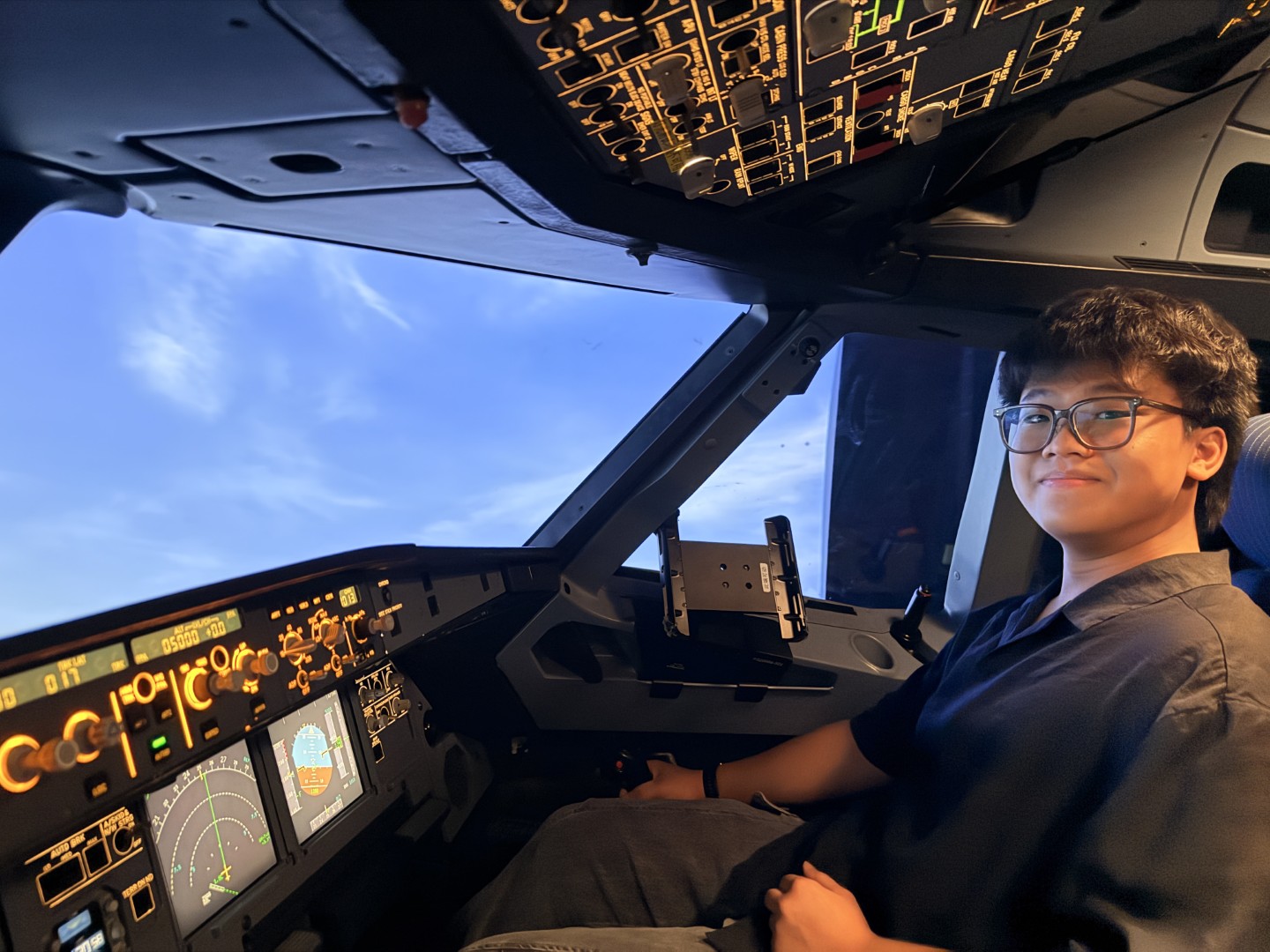 Student taking part in the Airbus A320 Level D simulator experience, photograph 2