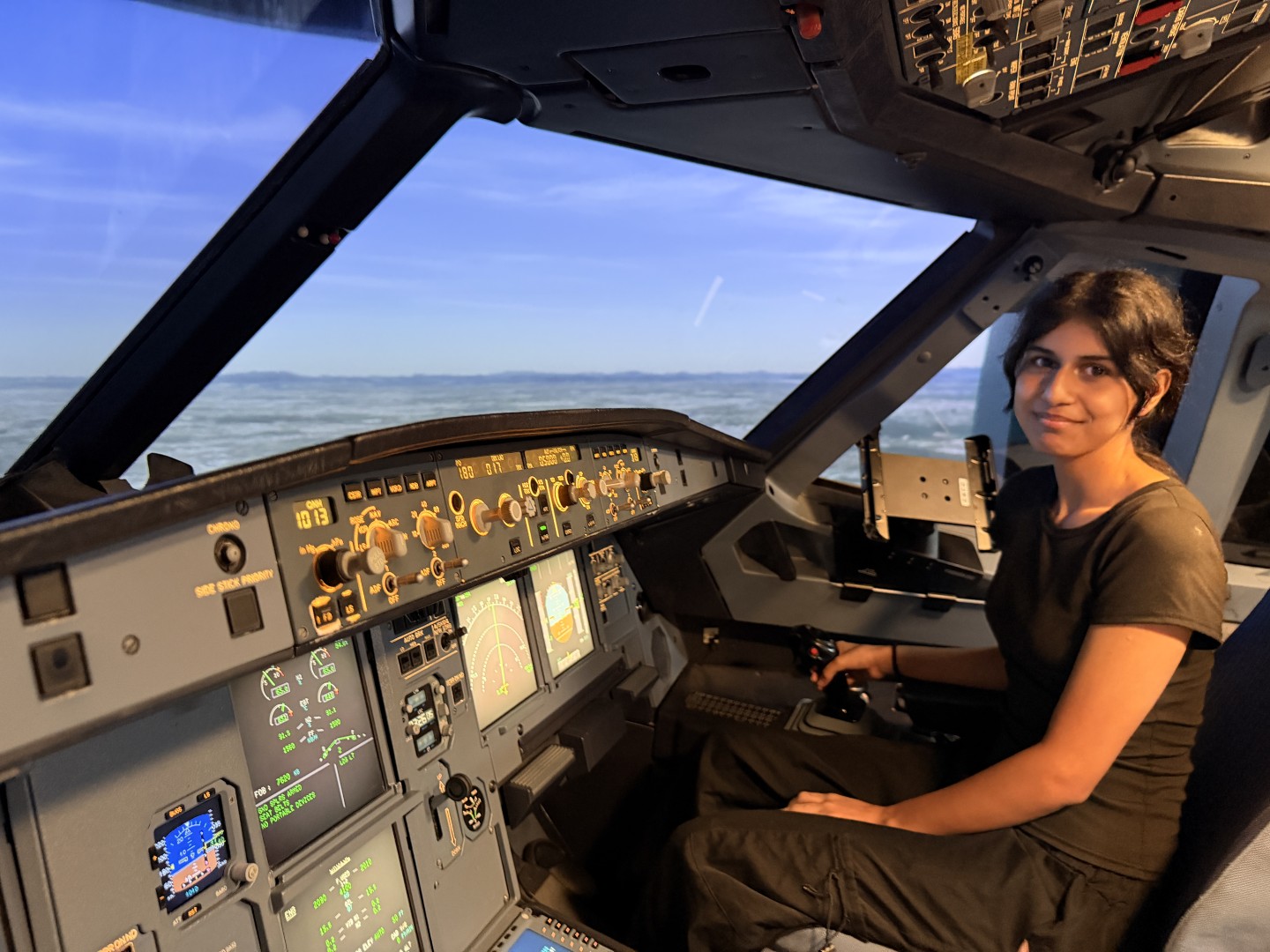 Student taking part in the Airbus A320 Level D simulator experience, photograph 20
