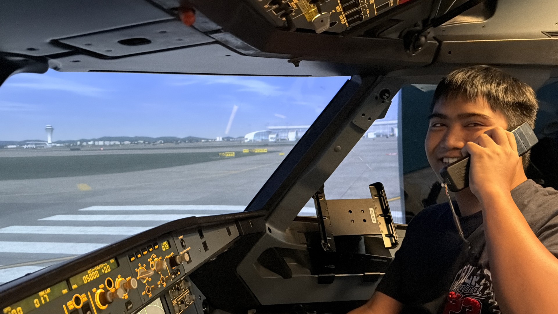 Student taking part in the Airbus A320 Level D simulator experience, photograph 6