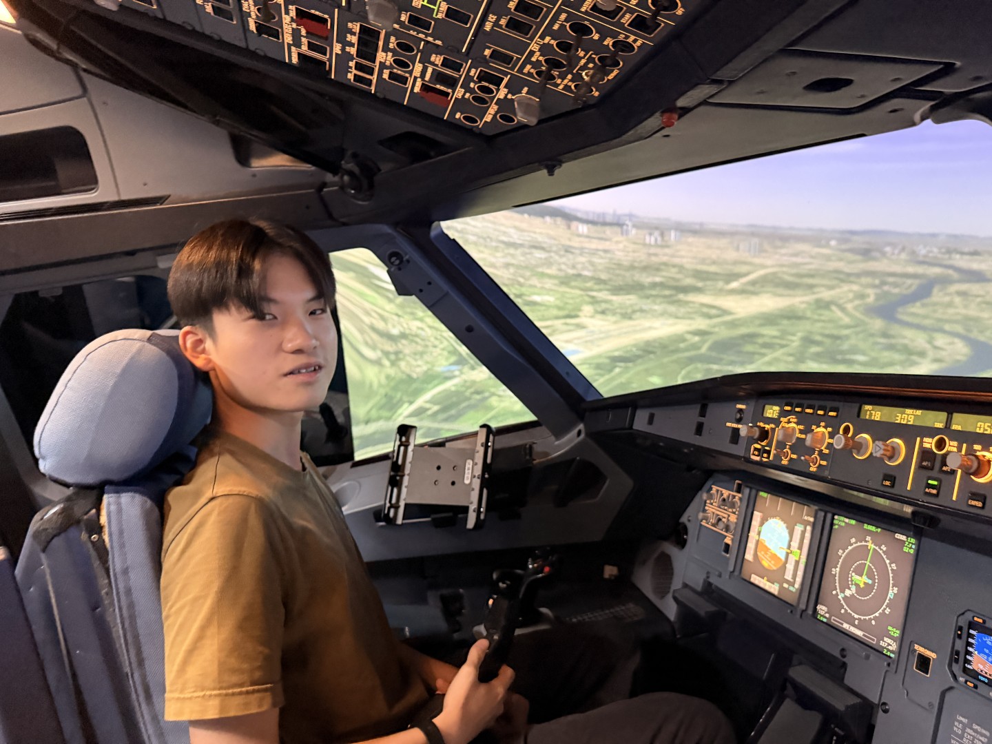 Student taking part in the Airbus A320 Level D simulator experience, photograph 1