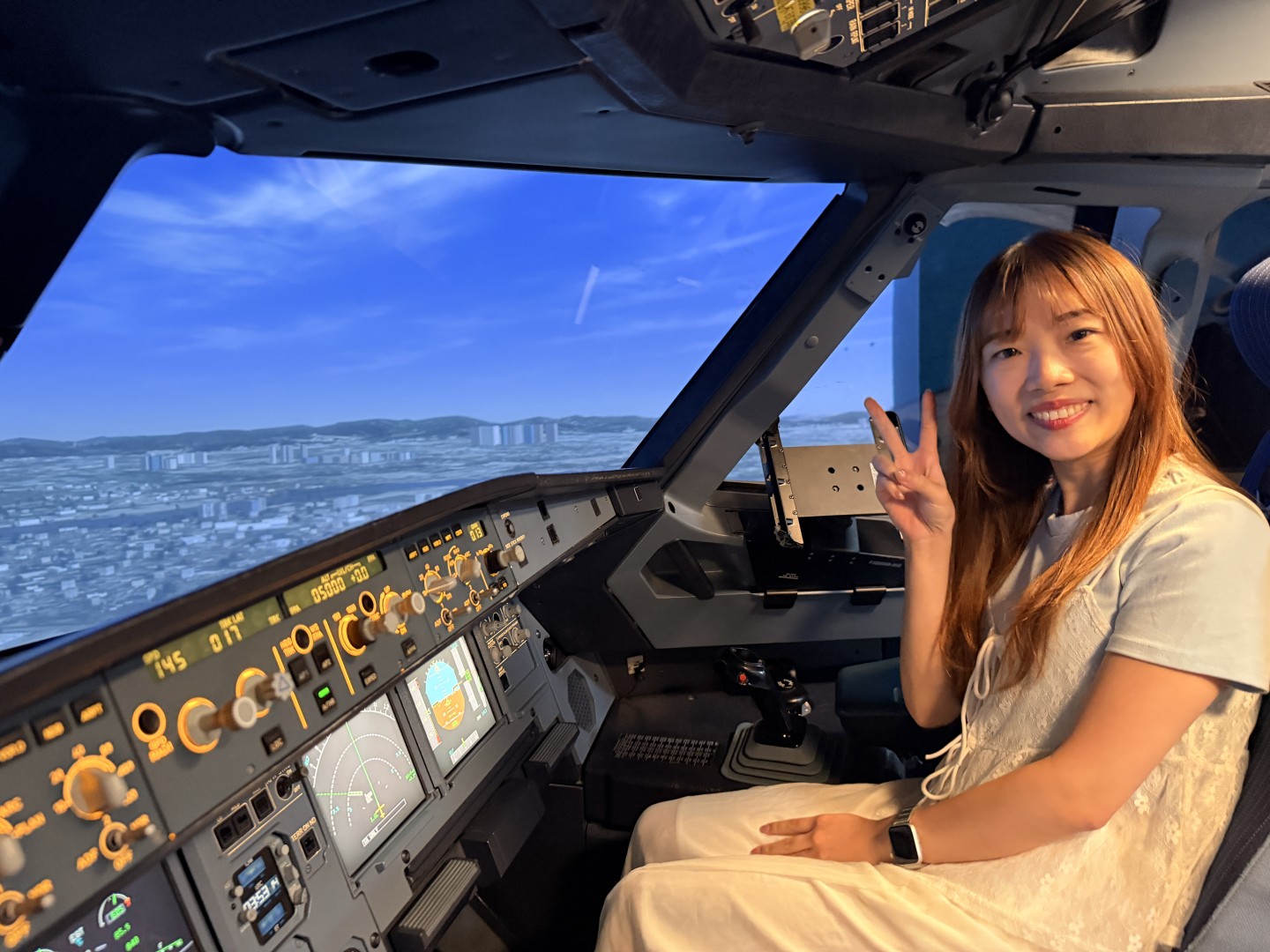 Student taking part in the Airbus A320 Level D simulator experience, photograph 27