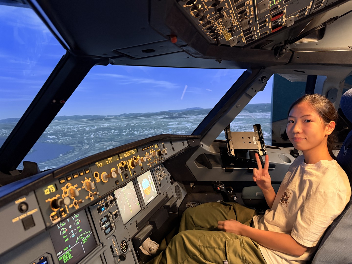 Student taking part in the Airbus A320 Level D simulator experience, photograph 17