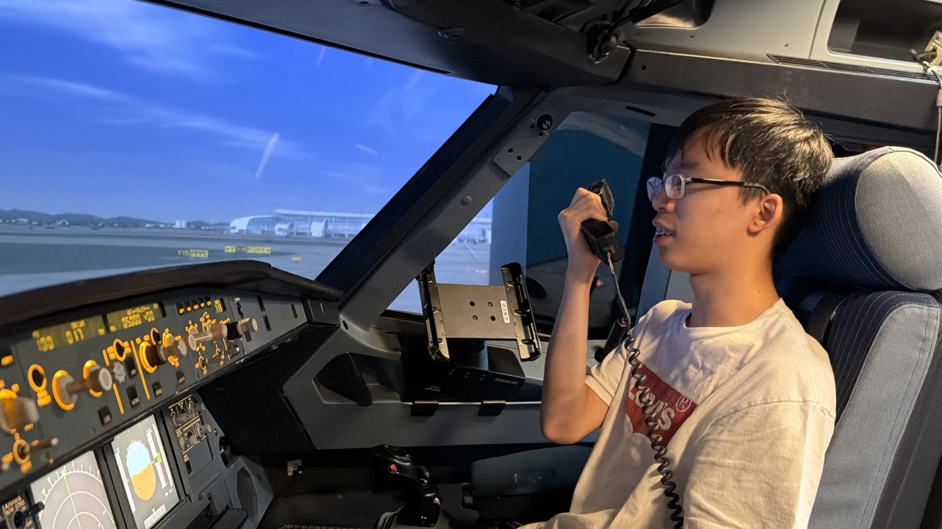 Student taking part in the Airbus A320 Level D simulator experience, photograph 14