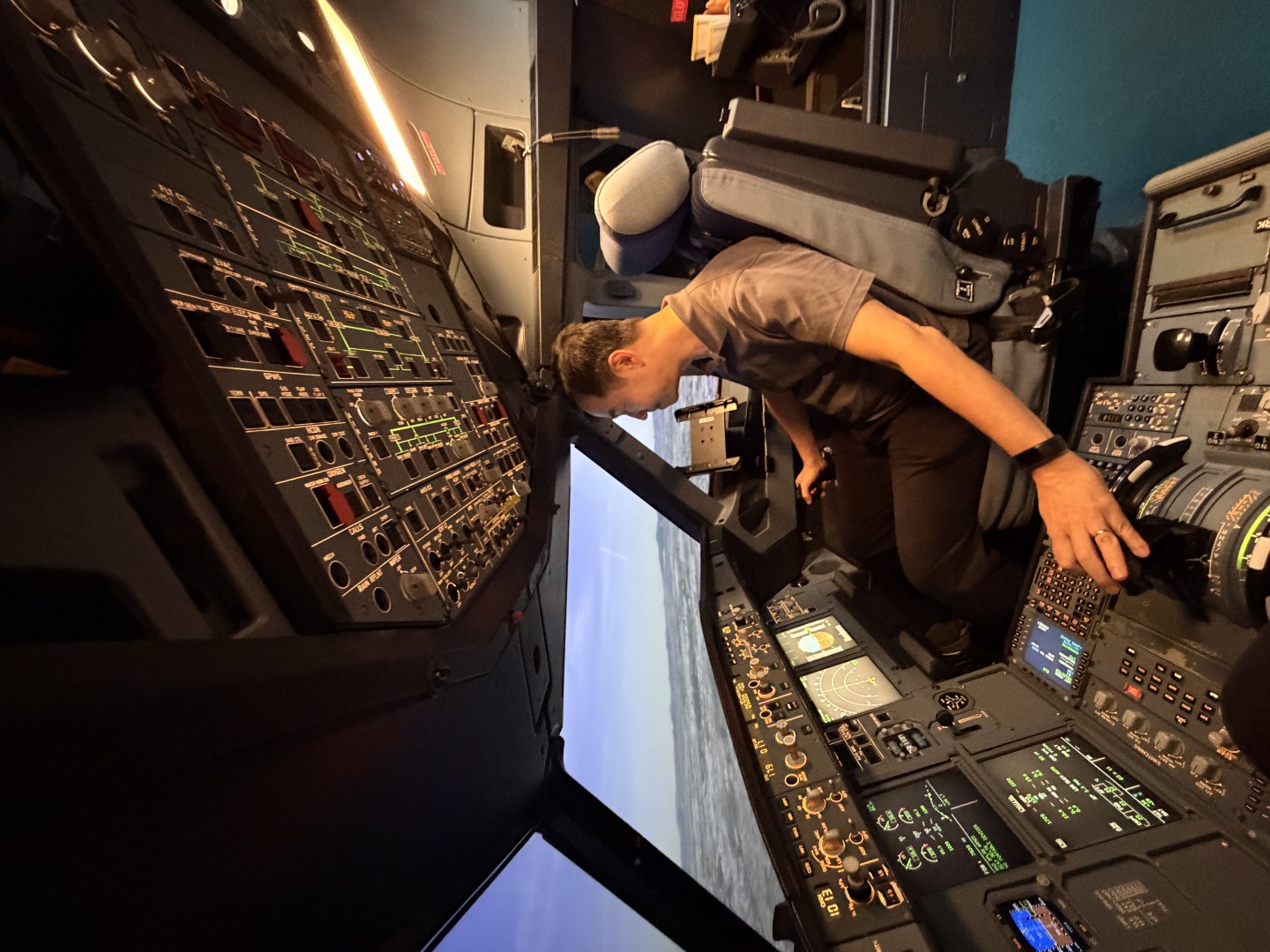 Student taking part in the Airbus A320 Level D simulator experience, photograph 16