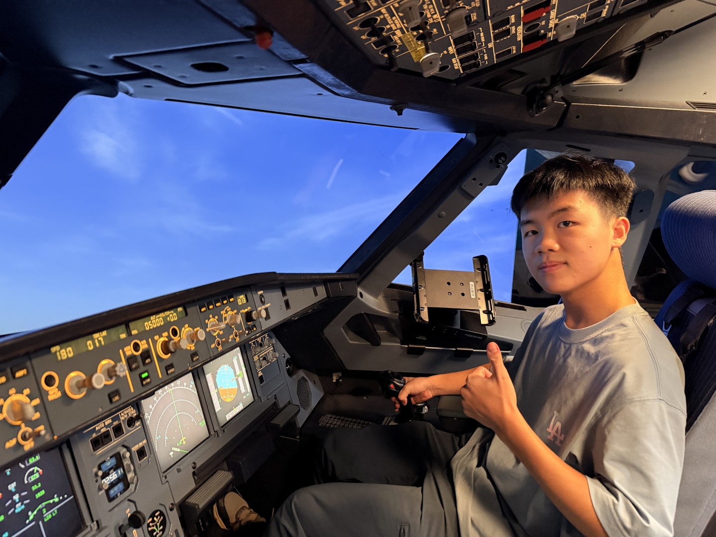 Student taking part in the Airbus A320 Level D simulator experience, photograph 12