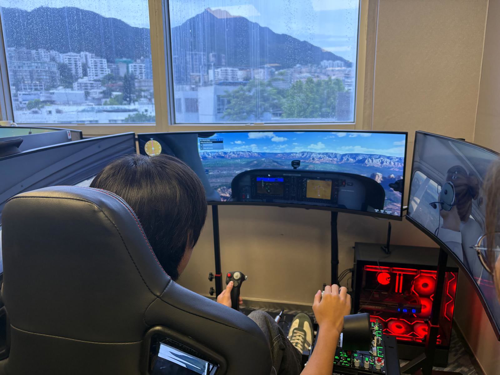 HKU SPACE Piloting 課程學生在 HKPAPA 體驗飛行模擬器。
