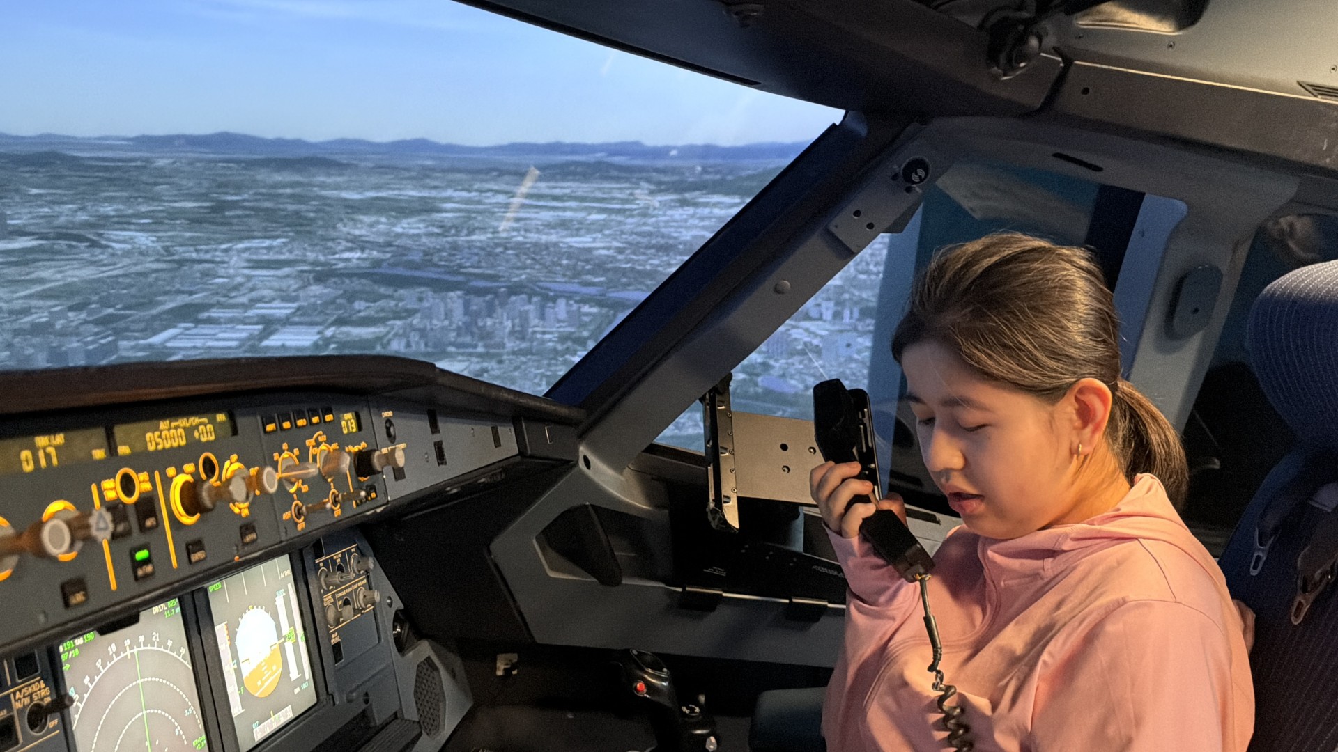 Student taking part in the Airbus A320 Level D simulator experience, photograph 23