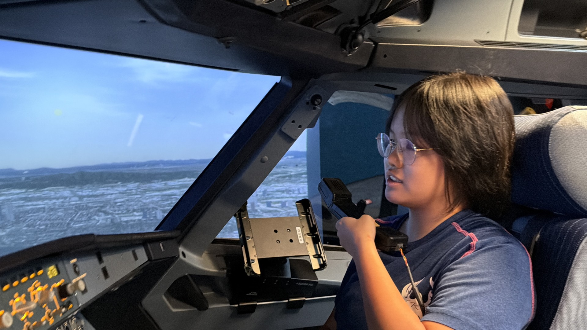 Student taking part in the Airbus A320 Level D simulator experience, photograph 15