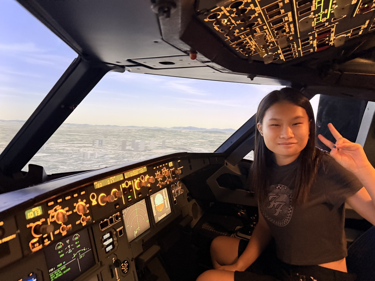 Student taking part in the Airbus A320 Level D simulator experience, photograph 3