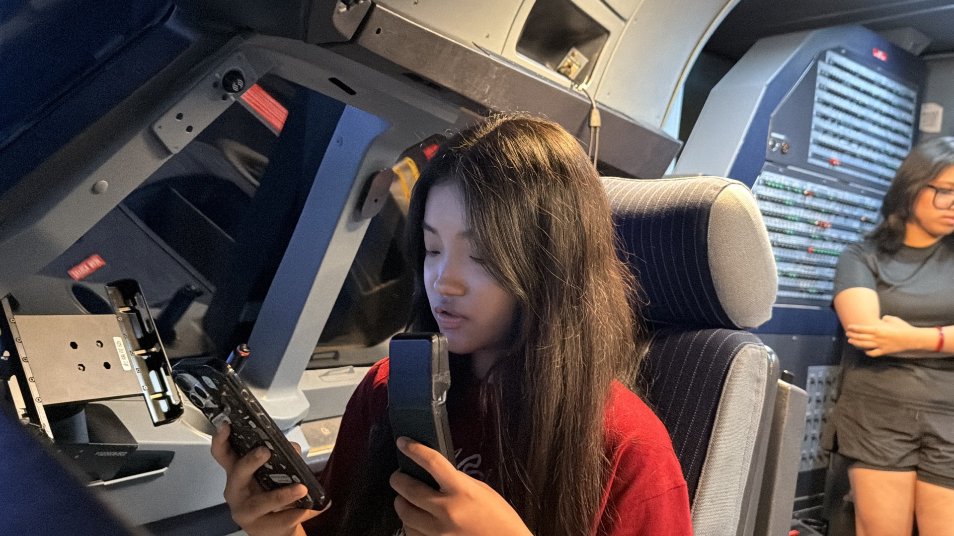 Student taking part in the Airbus A320 Level D simulator experience, photograph 24