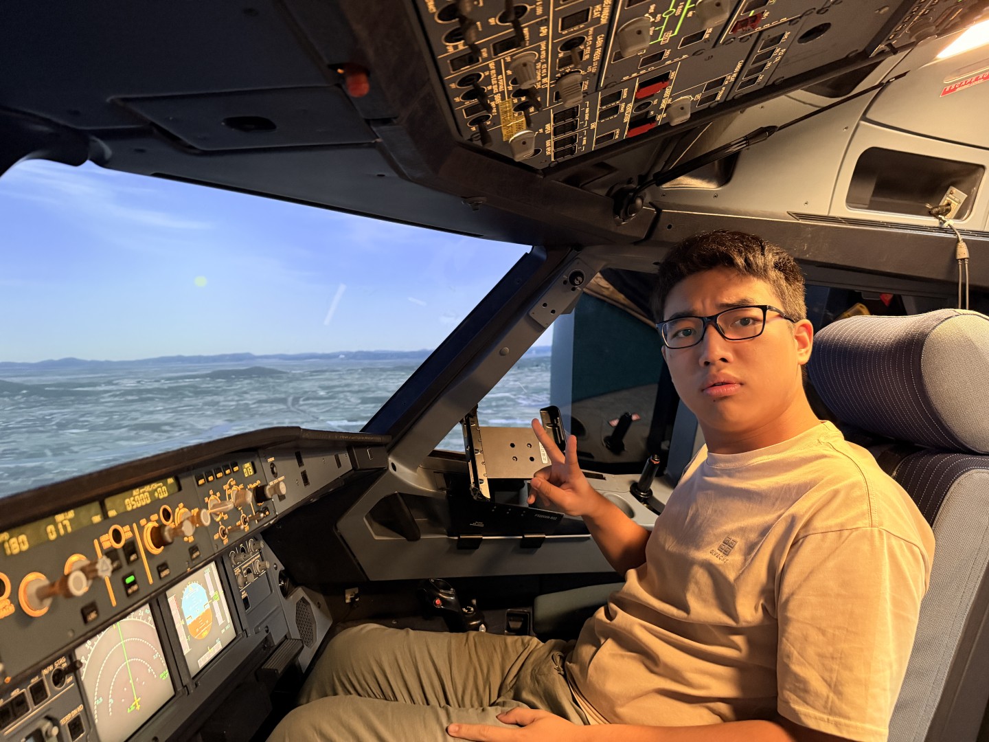 Student taking part in the Airbus A320 Level D simulator experience, photograph 8