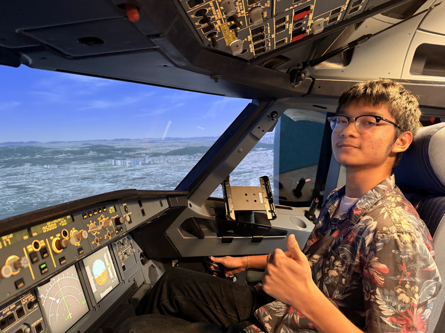 Student taking part in the Airbus A320 Level D simulator experience, photograph 9