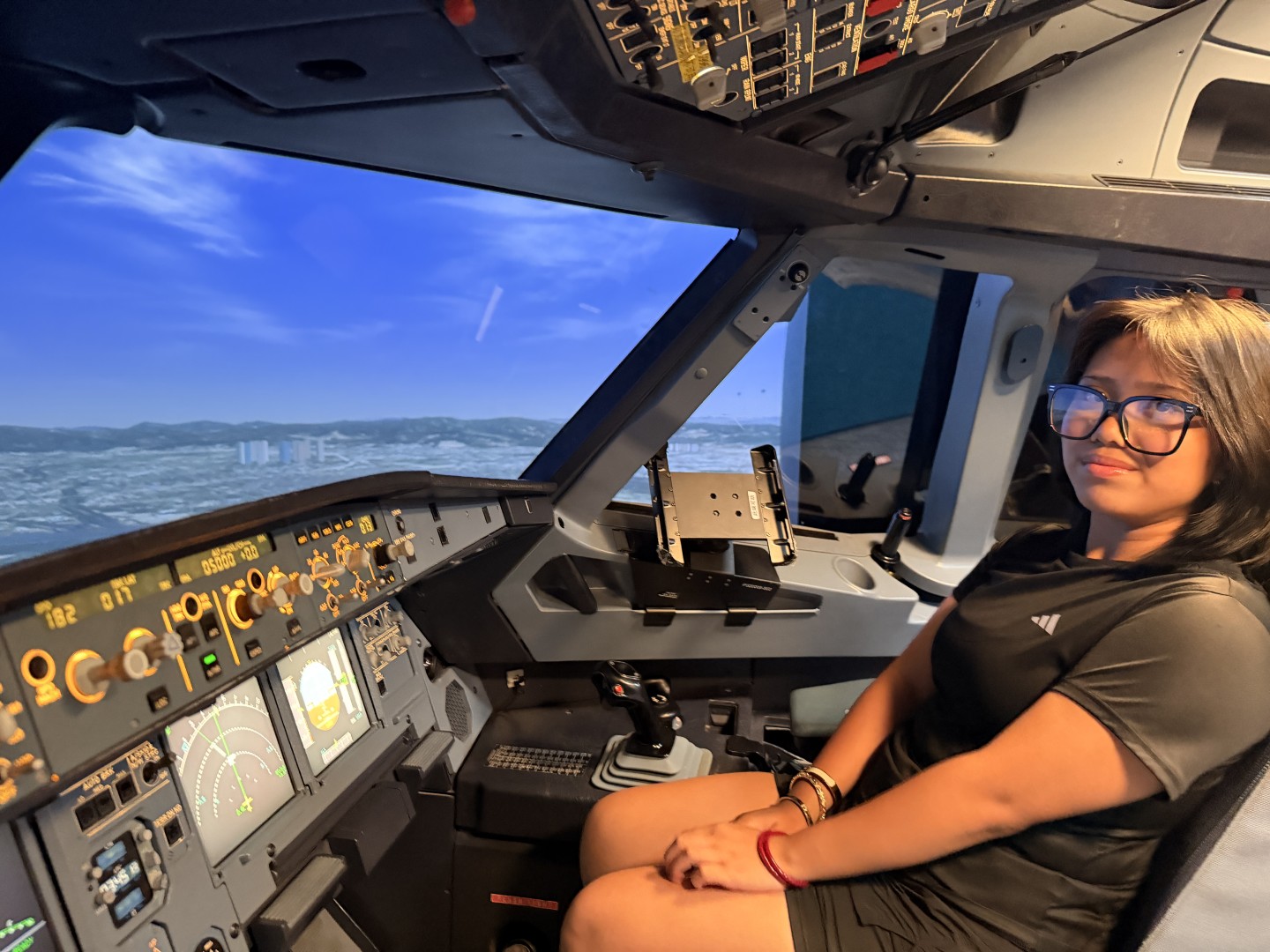 Student taking part in the Airbus A320 Level D simulator experience, photograph 25