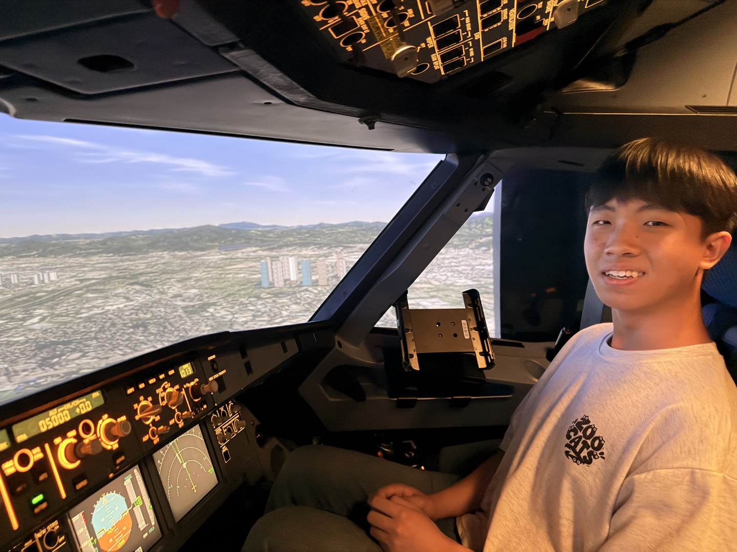 Student taking part in the Airbus A320 Level D simulator experience, photograph 5