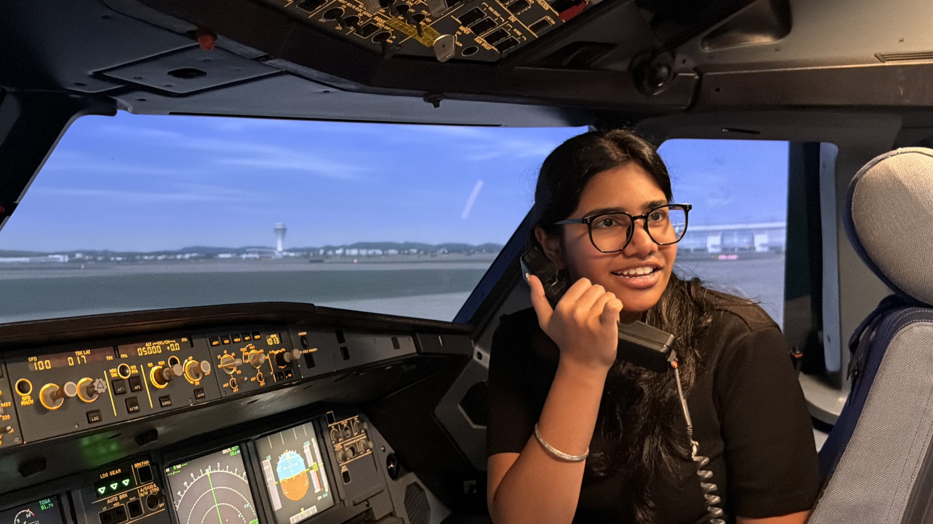 Student taking part in the Airbus A320 Level D simulator experience, photograph 18