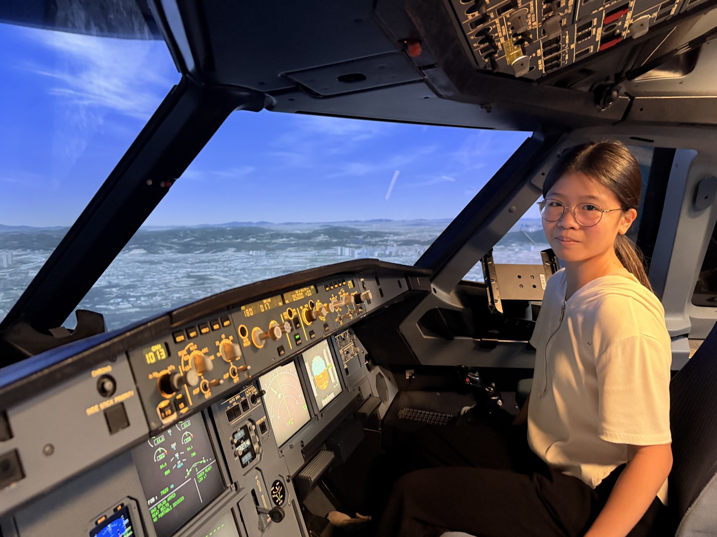 Student taking part in the Airbus A320 Level D simulator experience, photograph 21