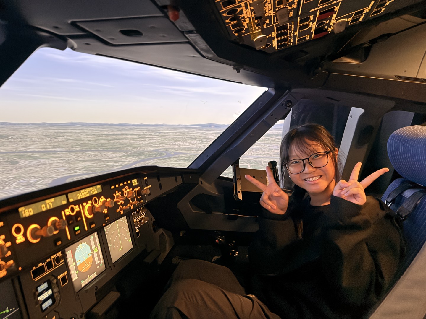 Student taking part in the Airbus A320 Level D simulator experience, photograph 4