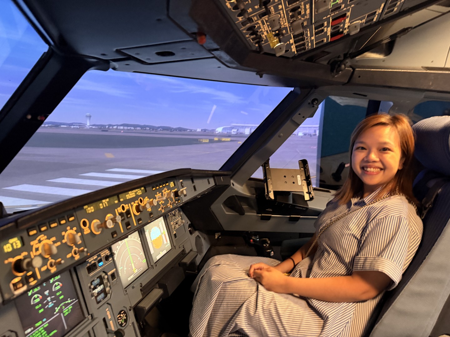 Student taking part in the Airbus A320 Level D simulator experience, photograph 26