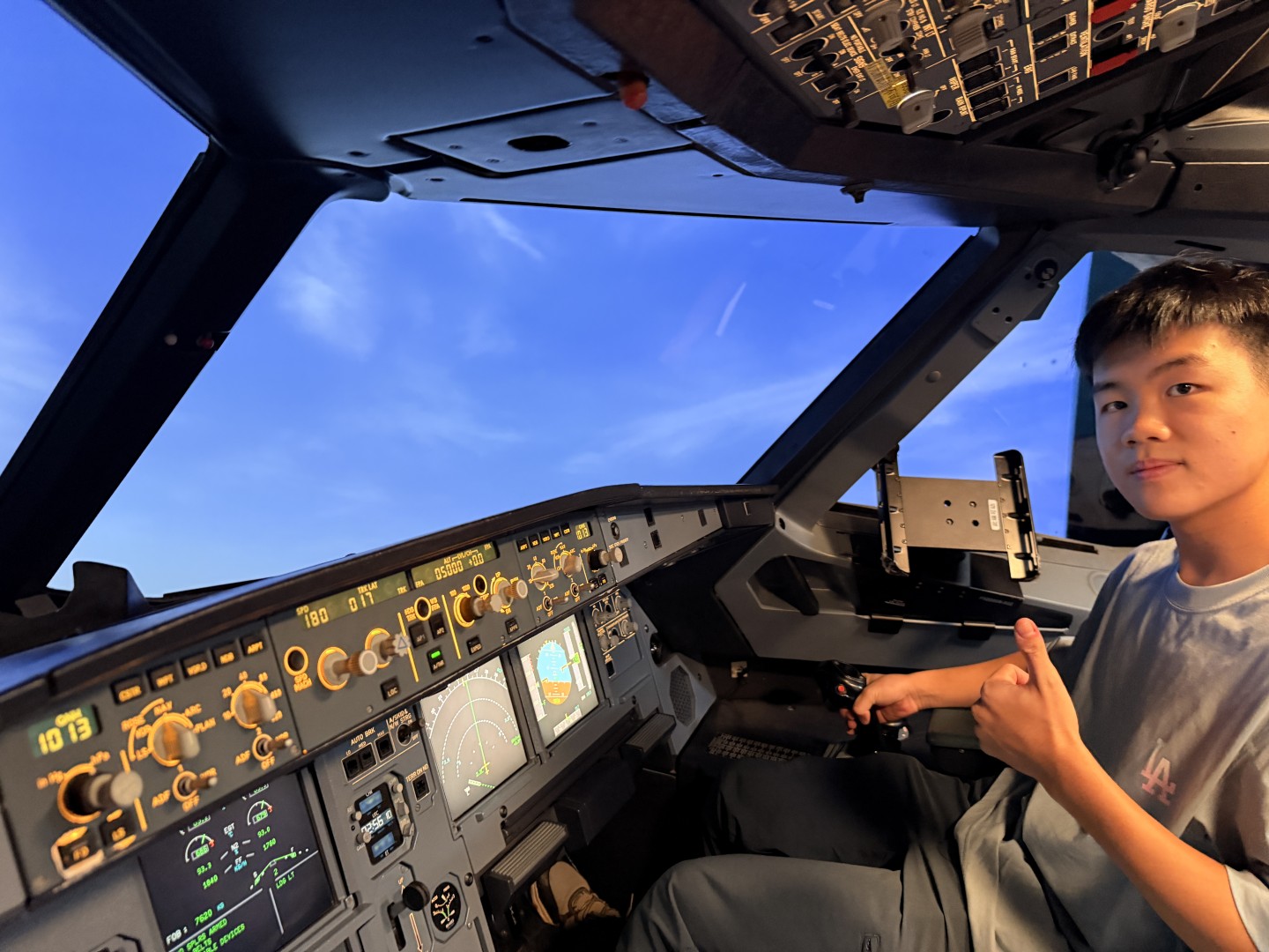 Student taking part in the Airbus A320 Level D simulator experience, photograph 11