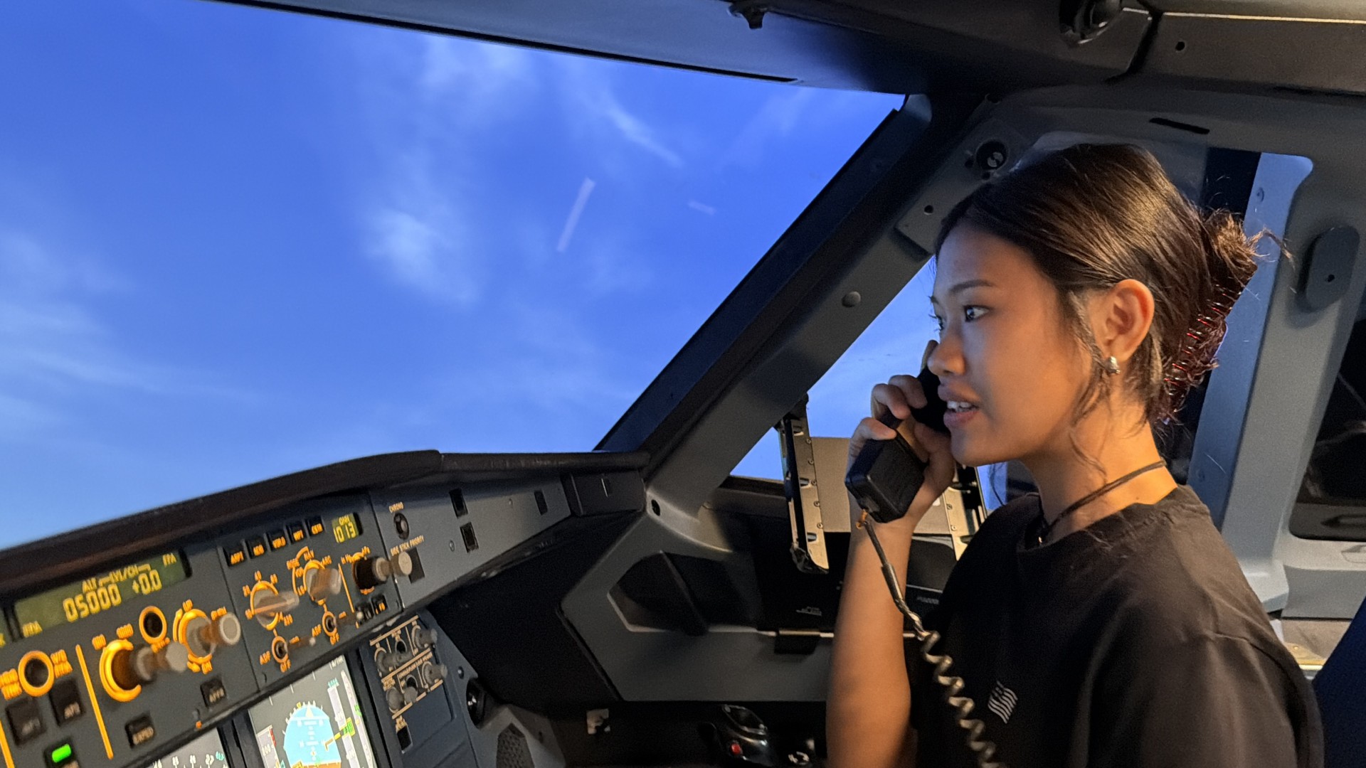 Student taking part in the Airbus A320 Level D simulator experience, photograph 19