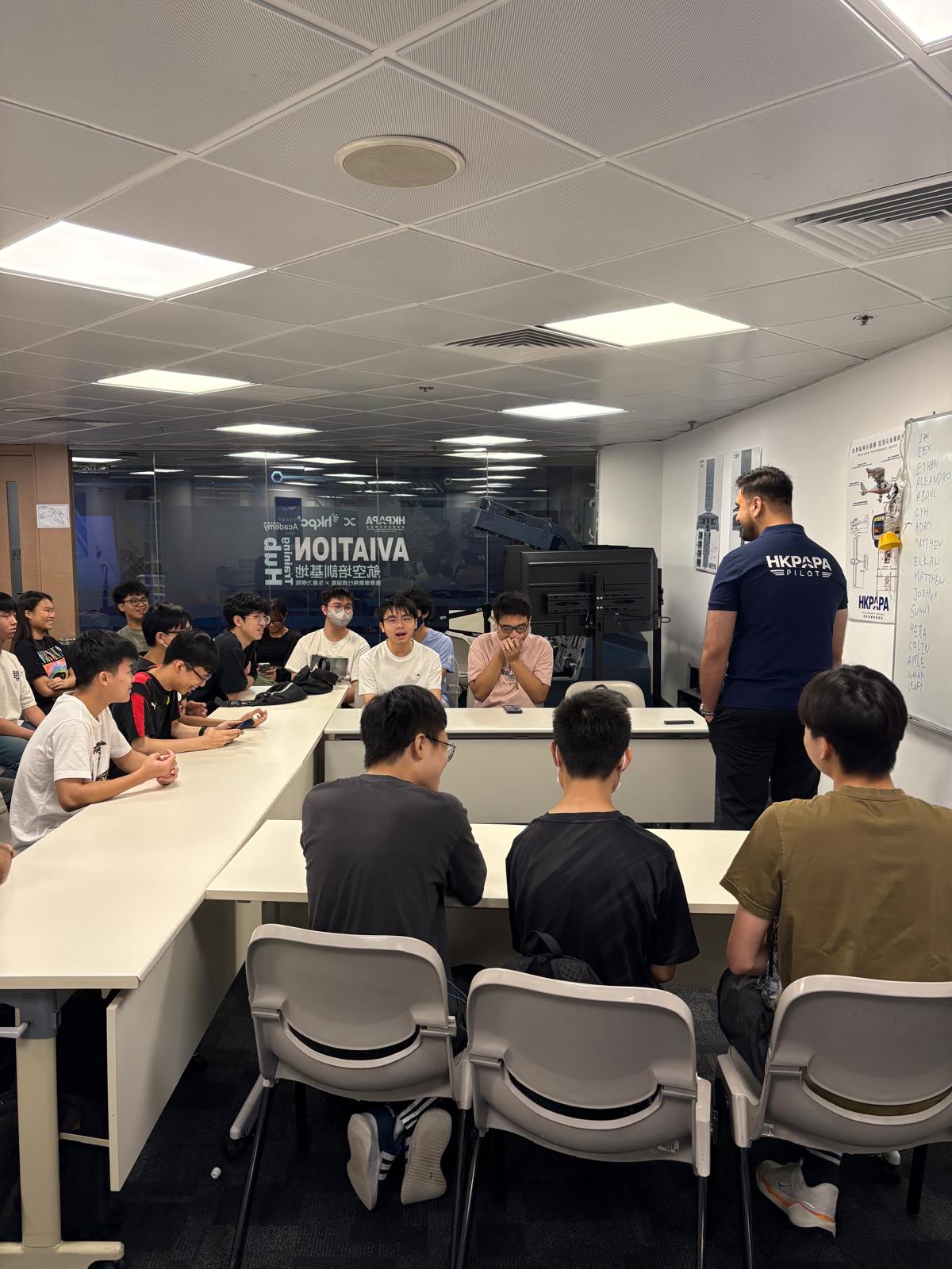 HKPAPA 導師與 HKU SPACE 學生進行課堂講解及交流。