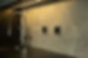 Moderne Steckdosen mit Sichtbeton-Optik in einer Küche unter indirekter LED-Beleuchtung.