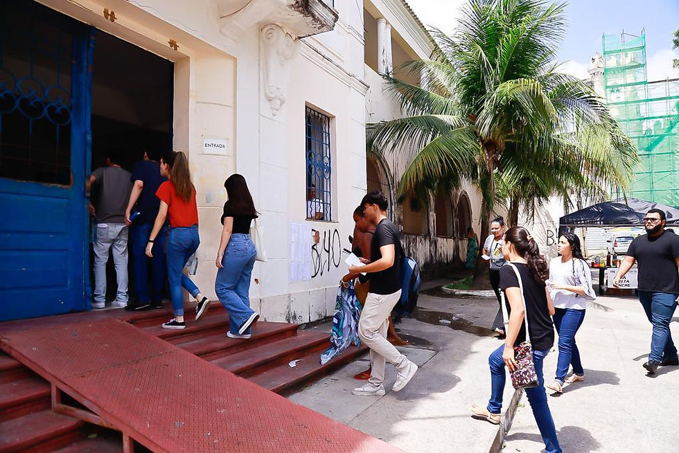 Candidatos inscritos no concurso da Alema entram no Liceu Maranhense, um dos locais de provas do certame